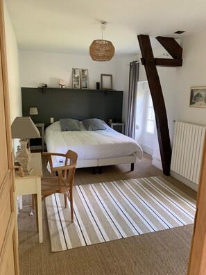 3 habitaciones, escritorio y tabla de planchar con plancha 