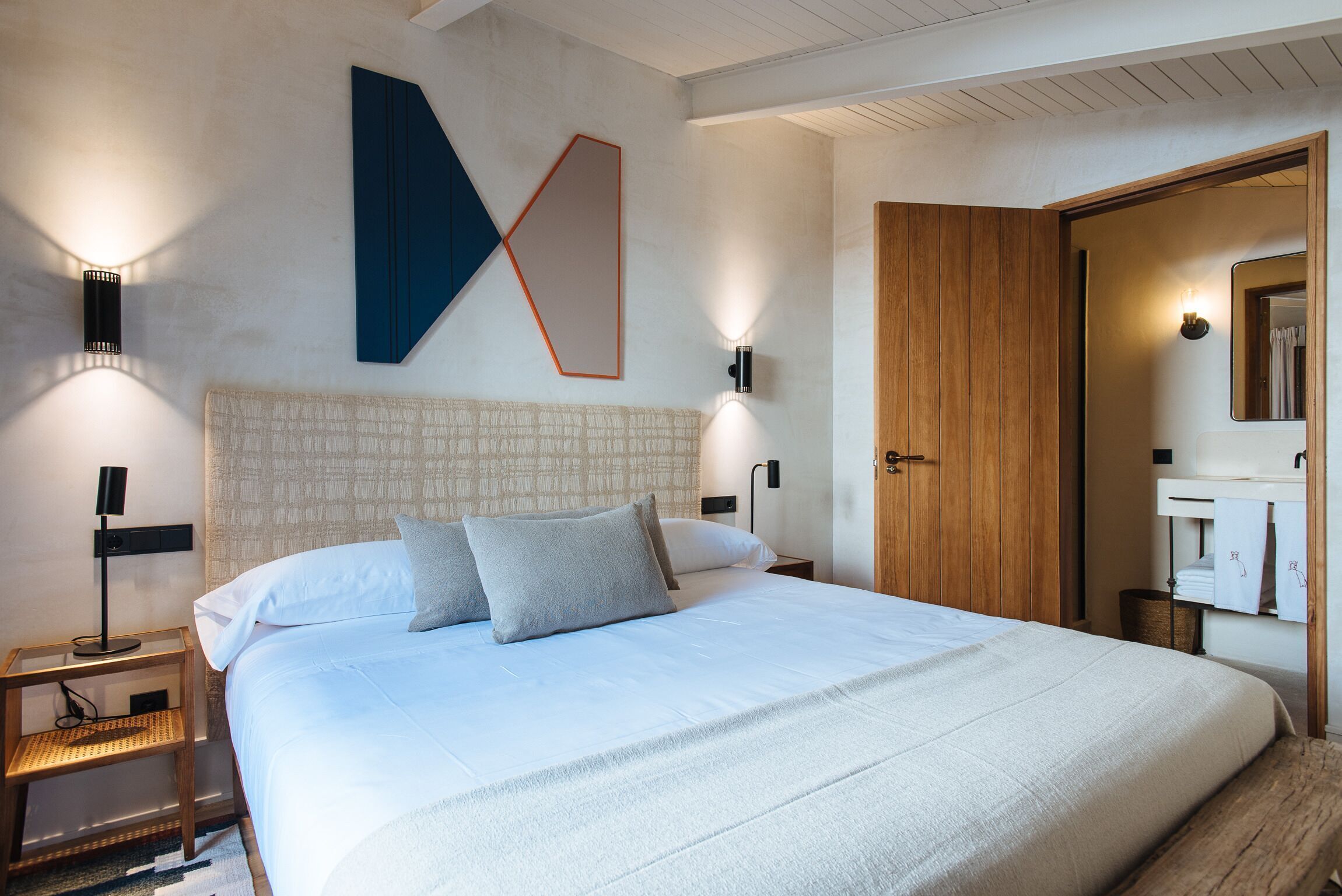 Premium bedding, in-room safe, desk, laptop workspace