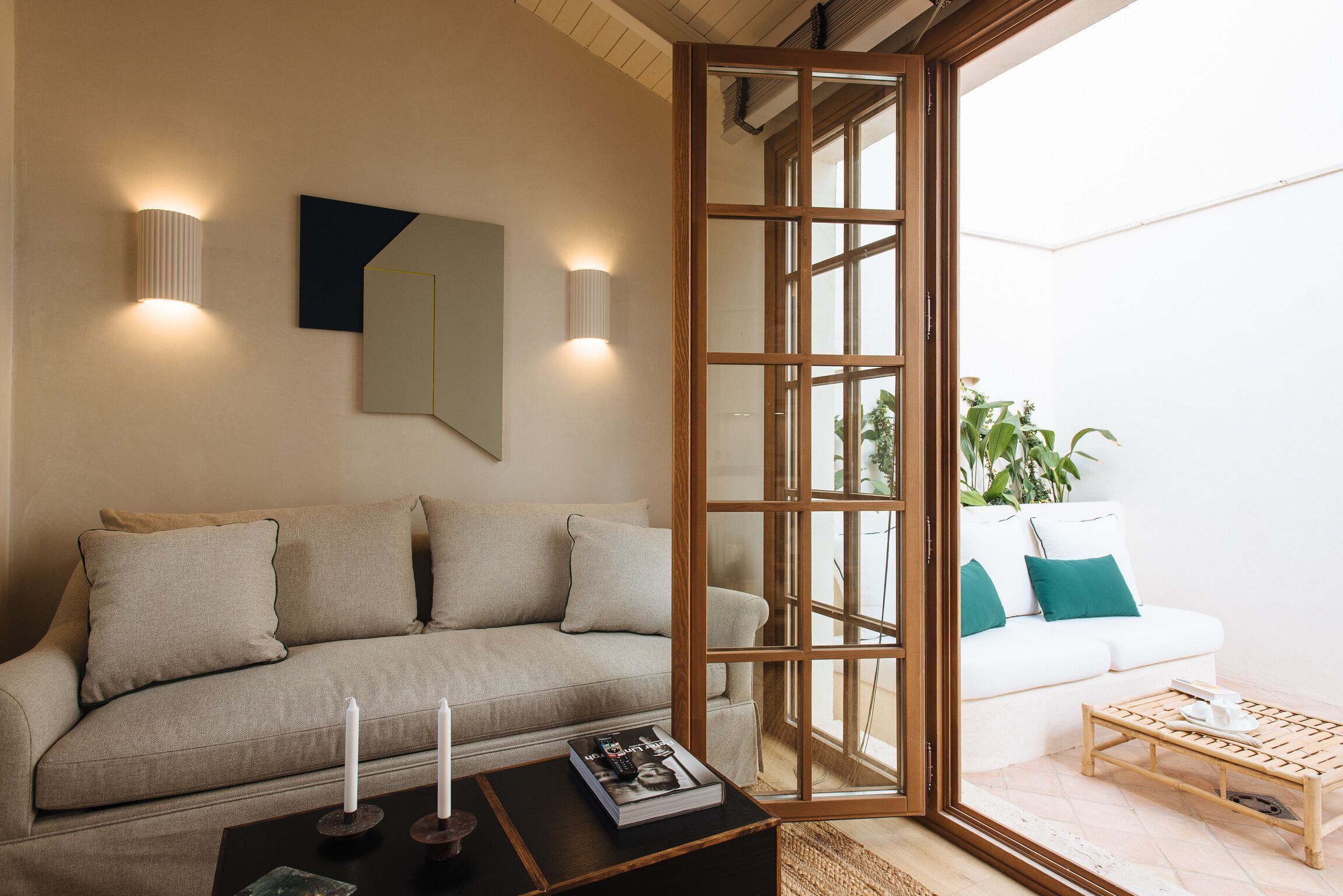 Living area | 32-inch flat-screen TV with digital channels, TV