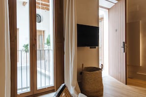 32-inch flat-screen TV with digital channels, TV