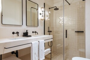 Shower, hair dryer, towels, soap - Casa del Rey Sabio (Seville)