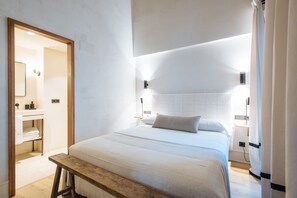 Premium bedding, in-room safe, desk, laptop workspace