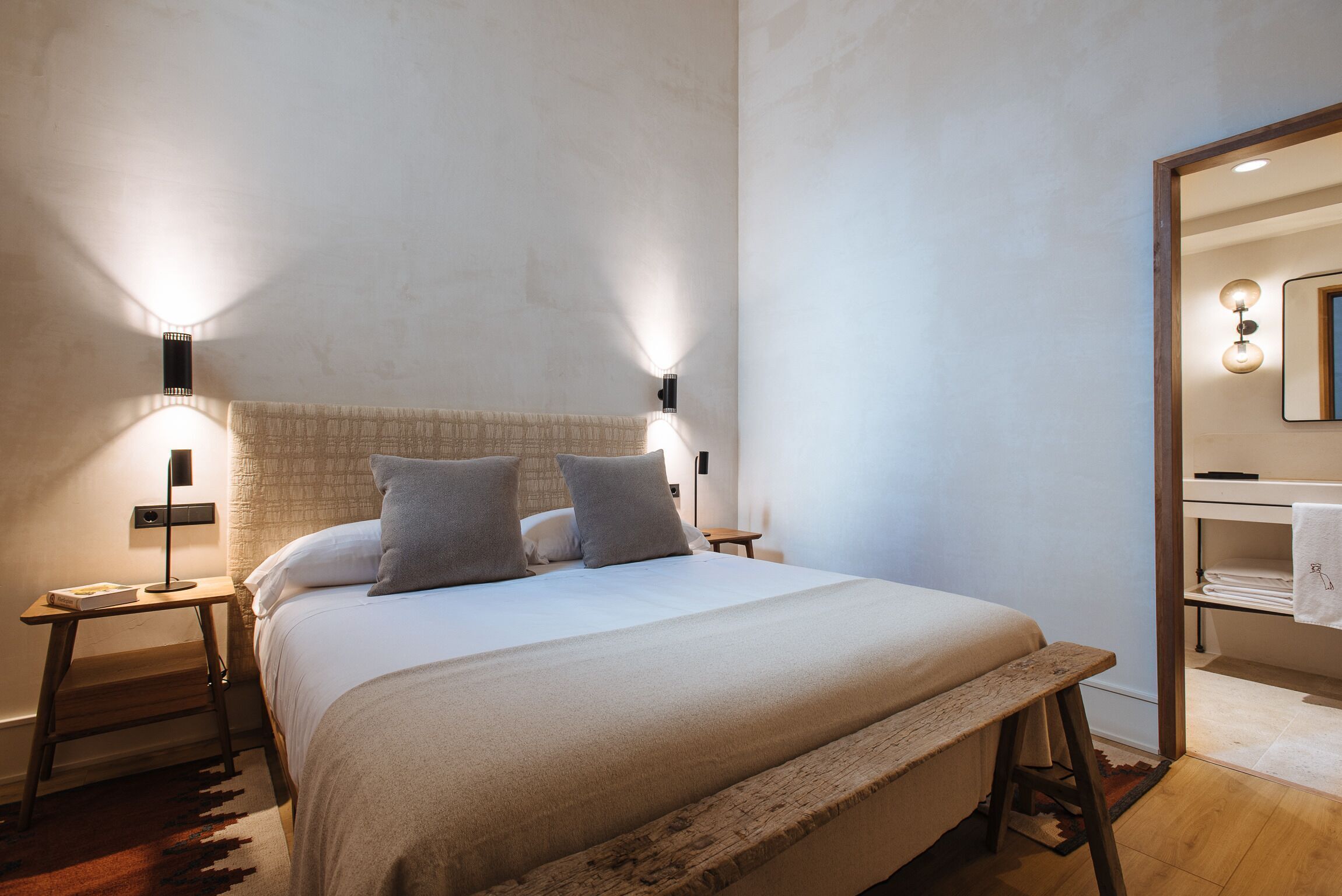Premium bedding, in-room safe, desk, laptop workspace