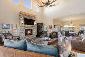 TV, peis, DVD-spiller og bordtennis