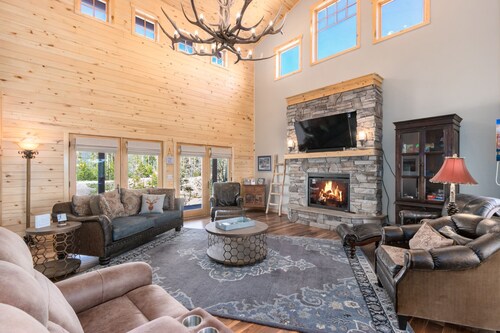 Luxury Home - Incredible Views! Fireplace, Multiple Decks - Hiking from the Property