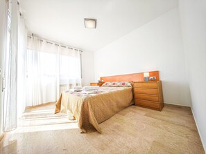 4 室のベッドルーム、WiFi (無料)、ベッドシーツ