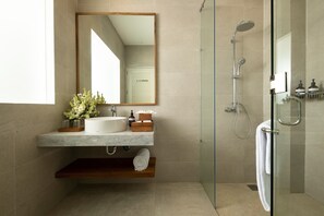 Villa Familiale, 5 chambres, piscine privée | Salle de bain | Articles de toilette gratuits, sèche-cheveux, serviettes fournies, savon