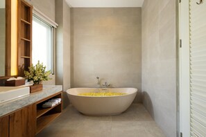Vila família, 5 quartos, piscina particular | Banheiro | Produtos de toalete grátis, secador de cabelo, toalhas de banho 