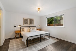 3 bedrooms, desk, free WiFi, bed sheets - Quarter Acre Wood - Easy access to Mt. Rainier (Puyallup)