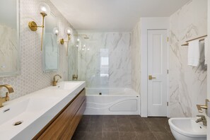 Dusche, Whirlpool, Haartrockner, Bidet
