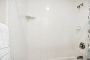Chuveiro/banheira combinados, secador de cabelo, toalhas de banho 