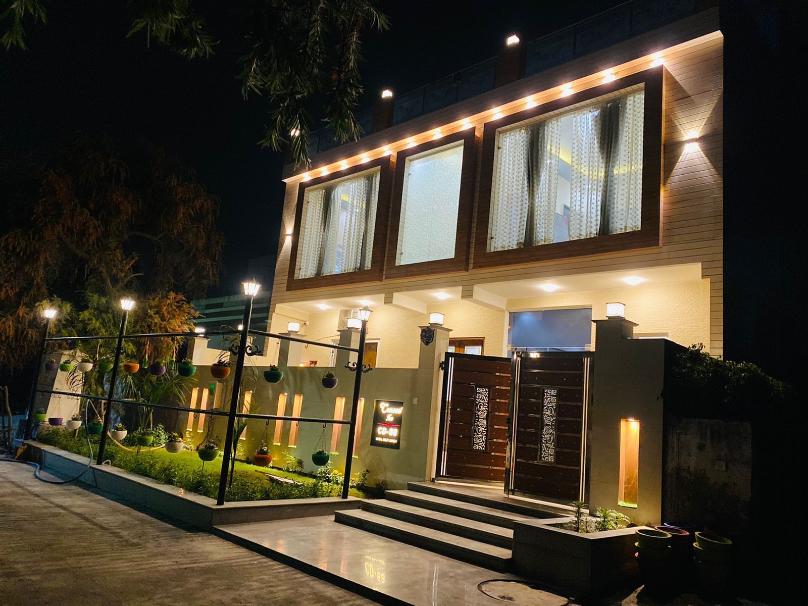 Vista frontal de la propiedad