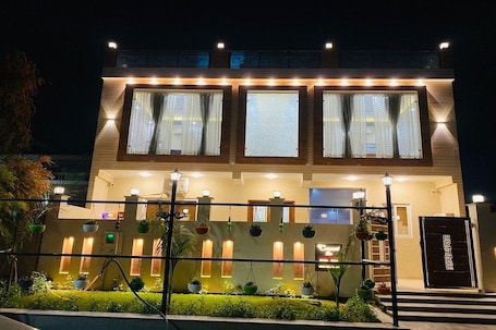 Voorkant accommodatie - avond/nacht