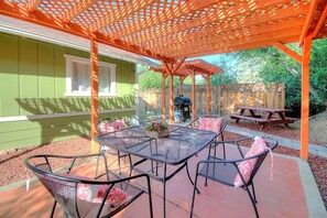Outdoor dining - Harmony Hilltop Hideaway (CA 93644)