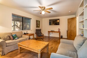 TV, fireplace, DVD player, books - Yosemite Rendezvous (Fish Camp)