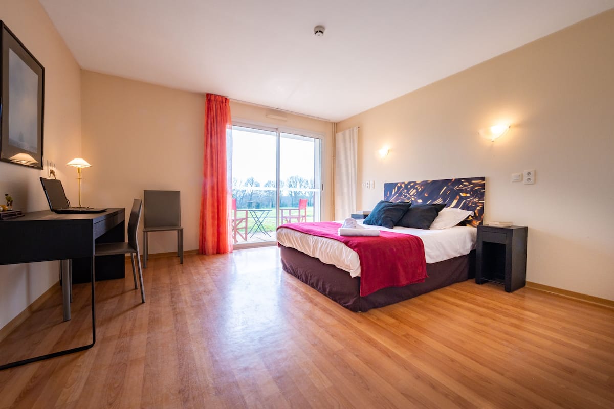Standard Double Room, Terrace | Dilengkapkan perabot secara berasingan, meja, ruang kerja komputer riba