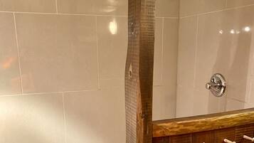 Doccia, asciugacapelli, asciugamani, sapone