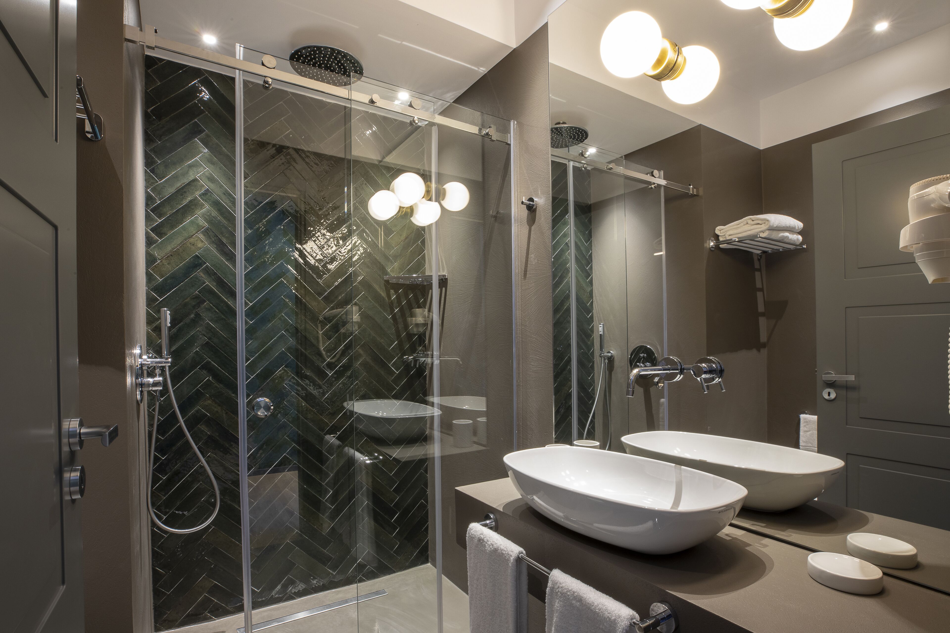 Chambre Deluxe Double ou avec lits jumeaux | Salle de bain | Douche, douche à « effet pluie », articles de toilette gratuits