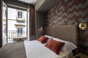 Camera Deluxe con letto matrimoniale o 2 letti singoli | Minibar, una cassaforte in camera, tende oscuranti, insonorizzazione