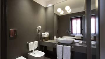 Chambre Supérieure Double ou avec lits jumeaux | Salle de bain | Douche, douche à « effet pluie », articles de toilette gratuits