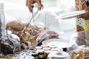 Frukostbuffé varje dag mot avgift
