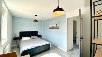 3 chambres, bureau, fer et planche à repasser, lit parapluie