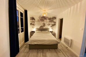 3 habitaciones, escritorio y tabla de planchar con plancha