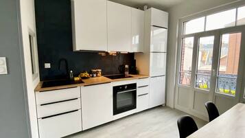 Réfrigérateur, micro-ondes, four, plaque de cuisson