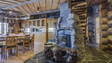 Standard-chalet, useita makuuhuoneita | Oleskelualue | Taulutelevisio, takka