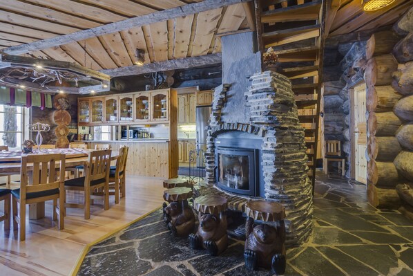 Televisión de pantalla plana, chimenea