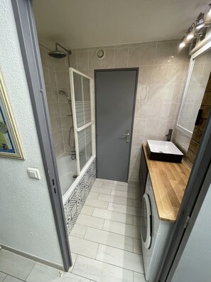 Ensemble baignoire-douche, séchoir à cheveux, savon, papier de toilette