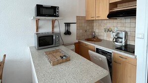 A compact kitchen with a microwave, toaster, and coffee maker. - Family studio near slopes, parking, Villard-de-Lans (Villard-de-Lans)