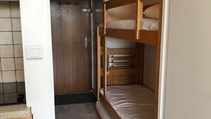 A bunk bed room with a wooden door and a tiled floor. - Family studio near slopes, parking, Villard-de-Lans (Villard-de-Lans)