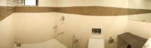Quarto casal | Banheiro | Chuveiro, toalhas de banho, sabonete, papel higiênico