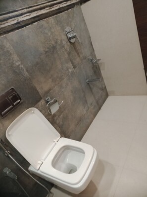 Shower, towels, soap, toilet paper - Hotel Airport Inn One (Ahmedabad)