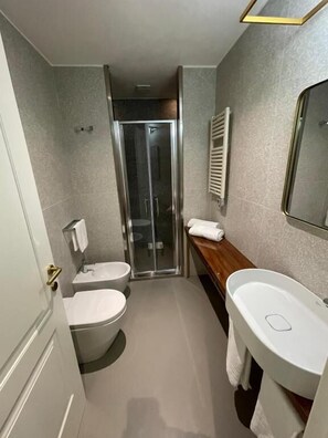 Ropa de cama hipoalergénica, cubrecamas y minibar 