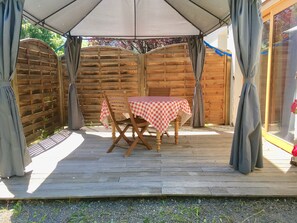 Outdoor dining - STUDIO with wooden terrace in chalet (Barcelonnette)