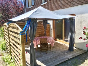 Outdoor dining - STUDIO with wooden terrace in chalet (Barcelonnette)