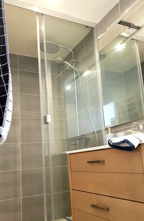 シャワー、石鹸、トイレットペーパー