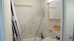 A bathroom with a bathtub, a shower, a sink, and a mirror. - Studio in Corrençon-en-Vercors, 4 pers, pets allowed (Corrençon-en-Vercors)