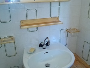 A bathroom with a white sink, a soap dish, and a wooden shelf above the sink. - Studio in Corrençon-en-Vercors, 4 pers, pets allowed (Corrençon-en-Vercors)