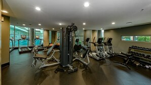 A gym with treadmills, weight machines, and dumbbells. - Ocean, Mountain, City Views, Fully Furnished, Downtown Vancouver (Vancouver)