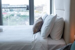 1 habitación, escritorio, tabla de planchar con plancha y cuna de viaje 