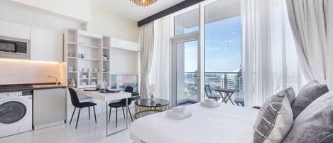 1 soverom, skrivebord, strykejern/-brett og reiseseng for barn