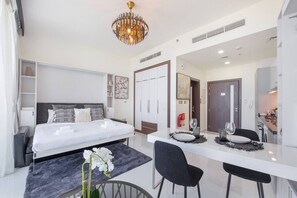 1 habitación, escritorio, tabla de planchar con plancha y cuna de viaje 