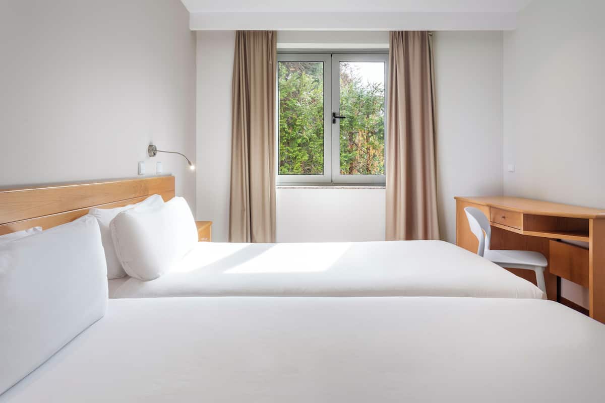 Standard Twin Room | 1 bilik tidur, peti besi dalam bilik, meja, Wi-fi percuma