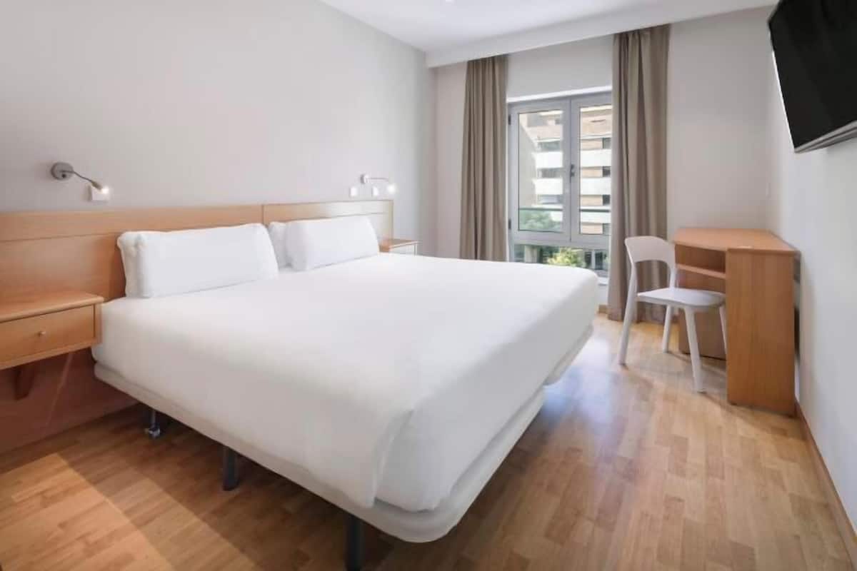 1 bedroom, in-room safe, desk, free WiFi