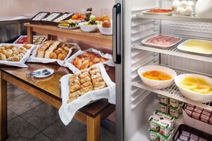 Desayuno buffet diario (EUR 8 por persona)