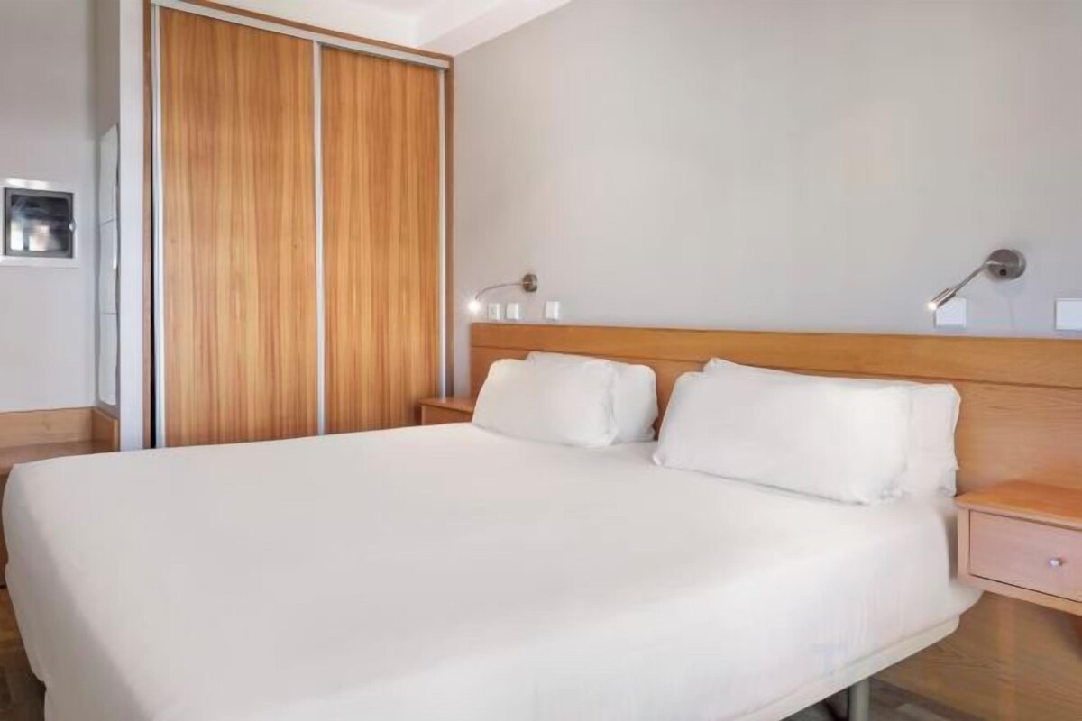 In-room safe, desk, WiFi (free)