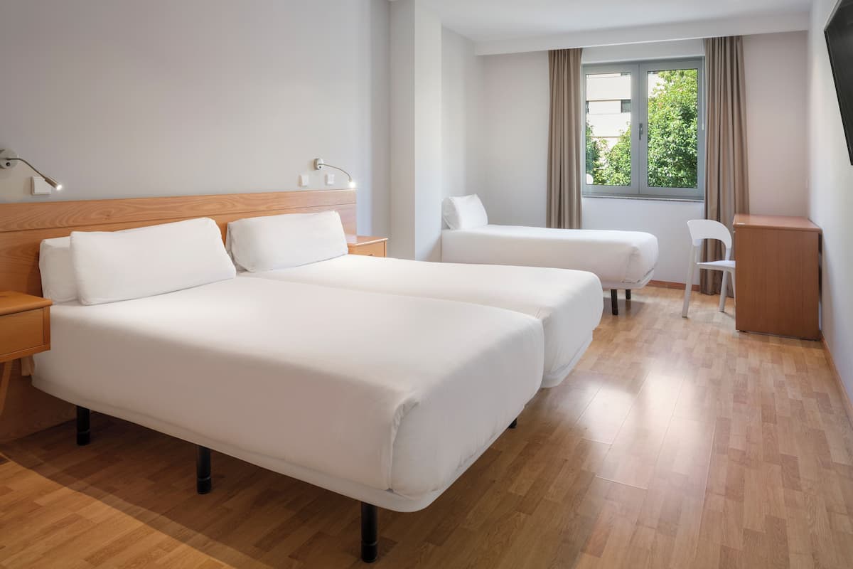 Standard Triple Room | 1 bilik tidur, peti besi dalam bilik, meja, Wi-fi percuma